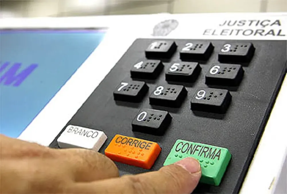 Manifestação política individual é permitida no dia da votação, mas boca de urna e uso de celular na cabine continuam proibidos. (Foto: Reprodução)