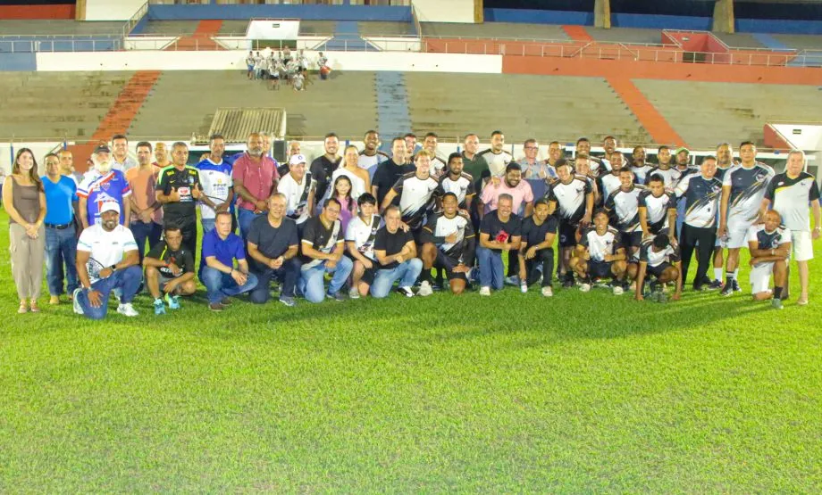 O Estádio Municipal Benedito Soares da Mota, o Madrugadão, recebeu quatro novos postes com iluminação em LED, ampliando as condições para jogos e treinamentos noturnos. (Foto: Prefeitura de Três Lagoas)