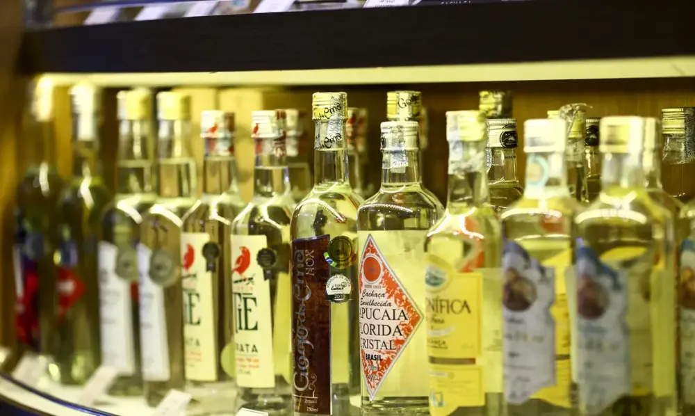 O Brasil registrou crescimento de 21% no número de estabelecimentos da cadeia produtiva da cachaça em 2025. (Foto: Marcelo Camargo/Agência Brasil)