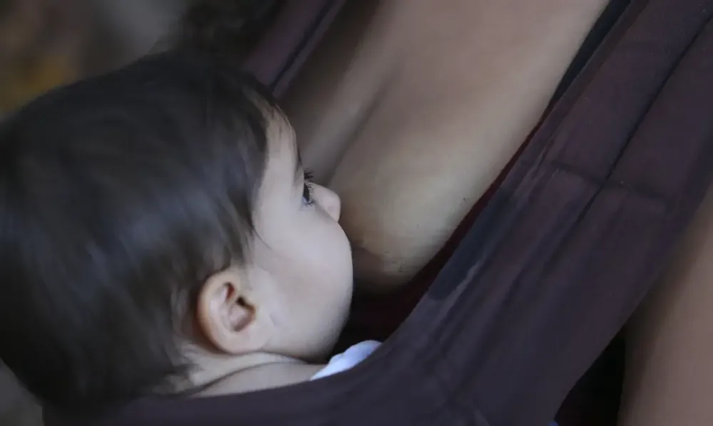 Especialistas destacam que a amamentação beneficia não apenas o bebê, mas também reduz o risco de doenças cardiovasculares nas mães. (Foto: Valter Campanato/Agência Brasil)