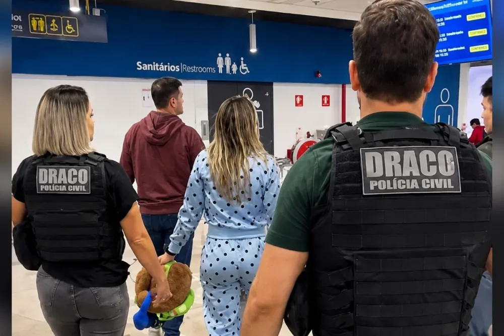 Mulher investigada por integrar esquema de lavagem de dinheiro do Comando Vermelho foi presa ao desembarcar em Mato Grosso. (Foto: Divulgação/Polícia Civil de Mato Grosso)