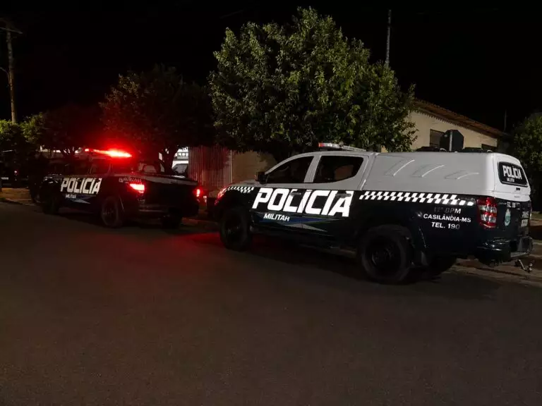 Fiat Uno ficou crivado de tiros após ataque que matou pai e filha de 3 anos em Cassilândia. (Foto: Cassilândia Urgente)