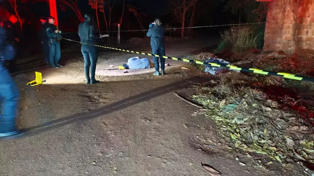 Polícias Militar e Civil estiveram no local onde homem foi executado a tiros na Aldeia Jaguapiru, em Dourados. (Foto: Leandro Holsbach)
