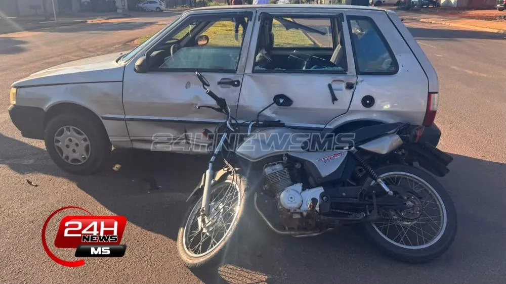 Motociclista sem CNH tenta desviar de quebra-molas, perde o controle e bate em carro em Três Lagoas