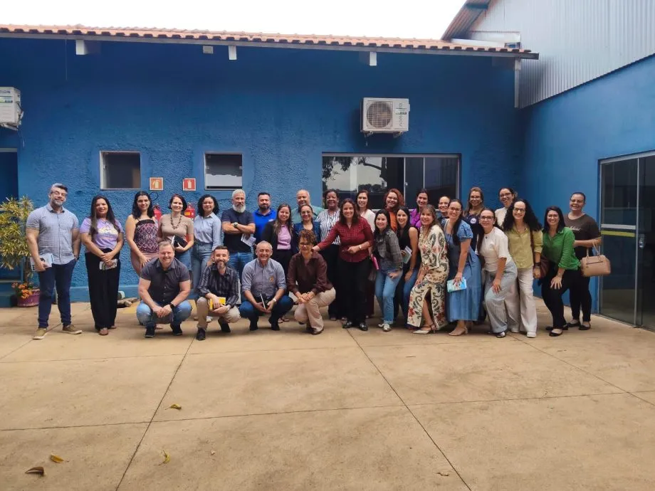 Profissionais da Assistência Social e da Rede Municipal de Educação participaram de reunião intersetorial promovida pelo CRAS Interlagos. (Foto: Divulgação/Prefeitura de Três Lagoas)