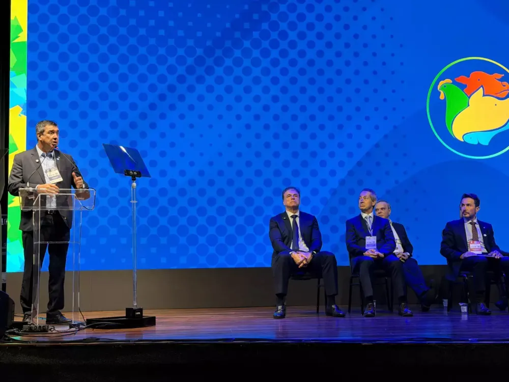Governador Eduardo Riedel apresentou o potencial da agroindústria de Mato Grosso do Sul durante o SIAVS 2026, em São Paulo. (Foto: Divulgação)