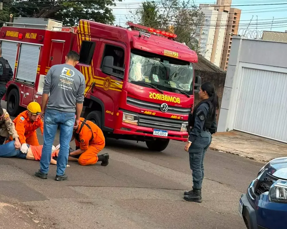Motociclista ficou ferida após atingir um fio de telefonia que estava baixo em cruzamento de Campo Grande. (Foto: Direto das Ruas)