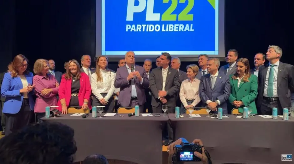 Flávio Bolsonaro anunciou Alfredo Gaspar como candidato a vice-presidente durante transmissão ao vivo. (Foto: Canal Bolsonaro)