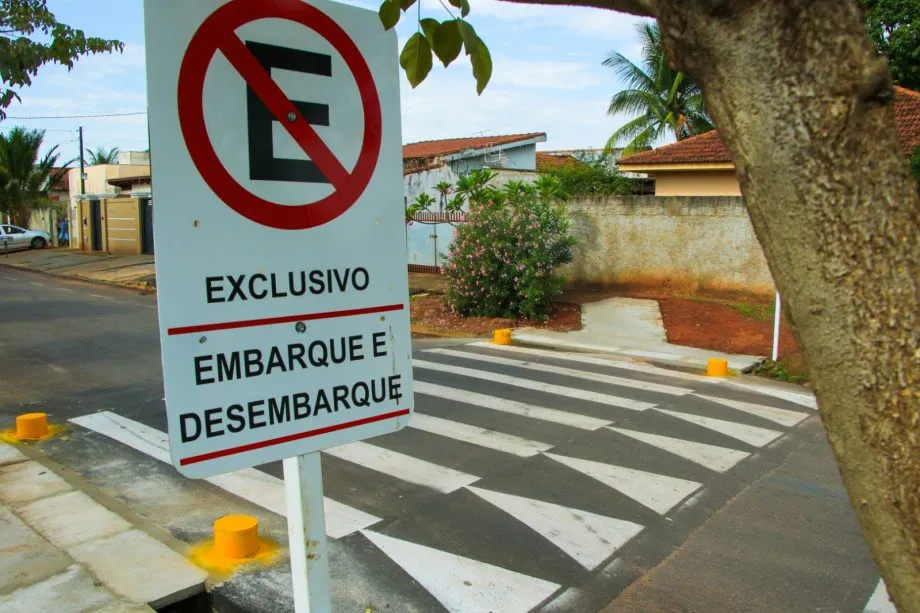 Prefeitura de Três Lagoas instala faixa elevada em frente ao SCFV Tia Nega para melhorar a segurança e acessibilidade dos idosos. (Foto: Prefeitura de Três Lagoas)