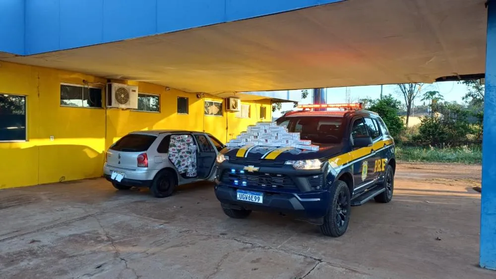 PRF intercepta carro com 7 mil maços de cigarros contrabandeados e prende dupla na BR-262, em Água Clara. (Foto: PRF)