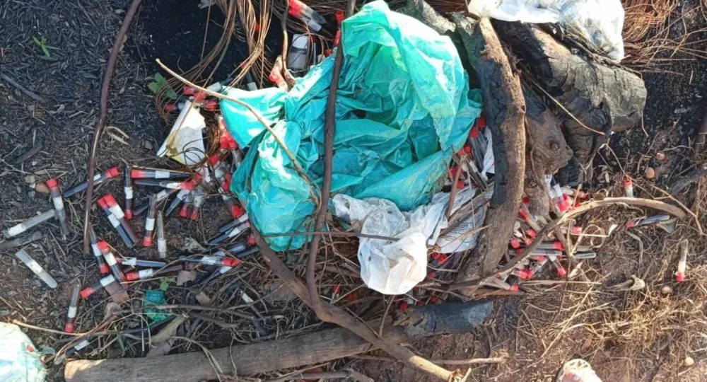 Materiais semelhantes a resíduos de serviços de saúde foram encontrados abandonados na região da Cascalheira, na zona rural de Três Lagoas. Prefeitura realizou o recolhimento e investiga a origem do descarte. (Foto: Reprodução)