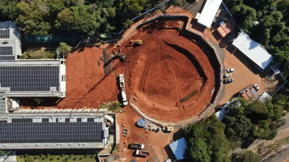 Obras do novo plenário da Assembleia Legislativa de Mato Grosso do Sul já chegaram a cerca de 10% de execução e incluem espaço para 5 futuros gabinetes. (Foto: Divulgação)