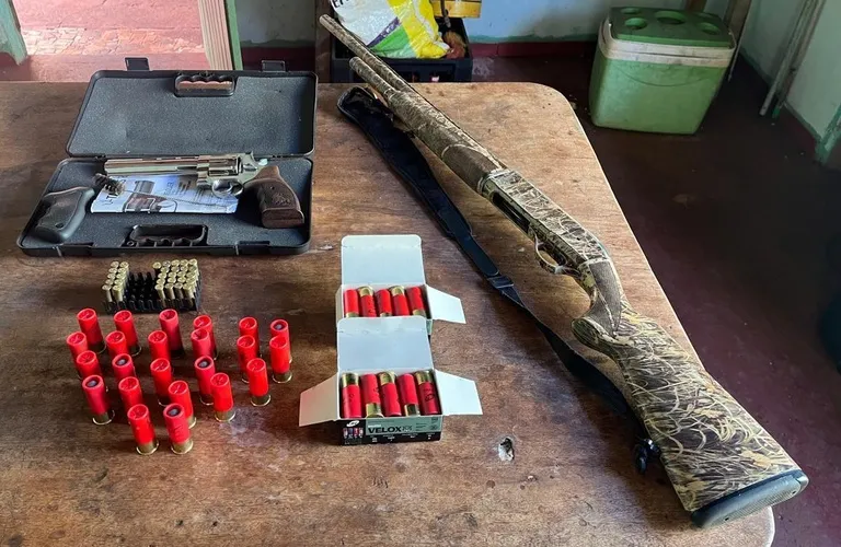 Polícia Federal apreende armas, munições e documentos durante a segunda fase da Operação Guardiões de Fogo, em Campo Grande. (Foto: Polícia Federal)