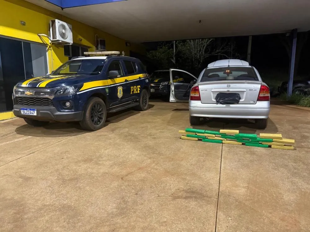PRF apreendeu 19,8 kg de maconha após motorista fugir pela BR-158 e abandonar o veículo em um terreno baldio, em Três Lagoas. (Foto: Divulgação/PRF)