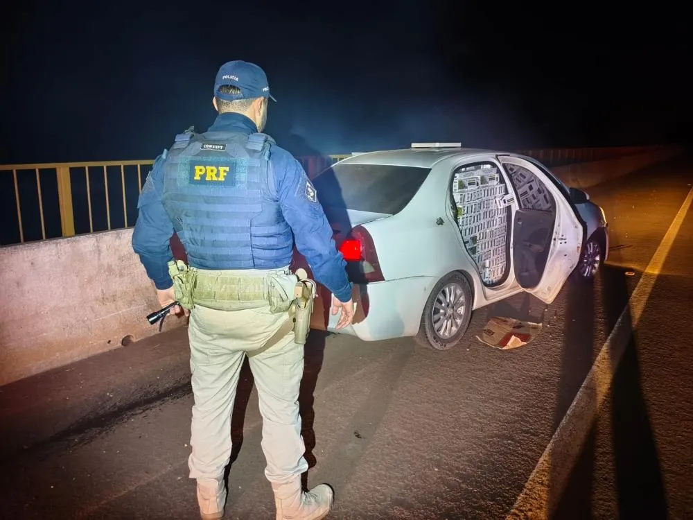 PRF apreende cerca de 5 mil maços de cigarros contrabandeados após acompanhamento tático na BR-158, em Brasilândia, motorista foge pelo Rio Paraná