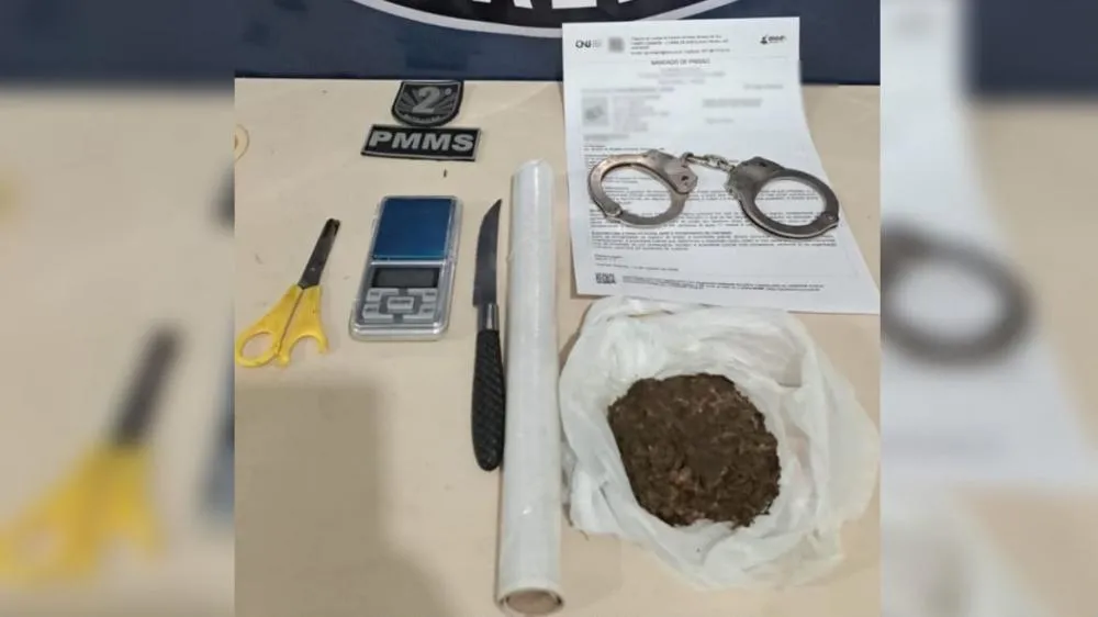 Mulher com tornozeleira tenta fugir e jogar maconha no vaso, mas acaba presa no Condomínio Andorinha, em Três Lagoas