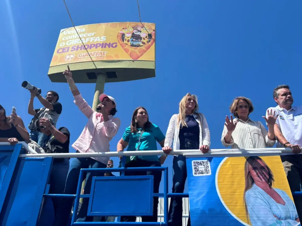 Michelle pede votos para Flávio e diz que “logo” Bolsonaro voltará, em ato de campanha
