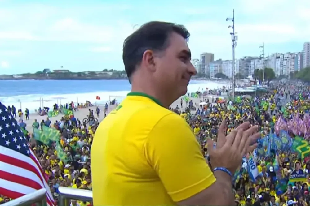 Com fala gravada do pai, Flávio Bolsonaro inicia campanha à Presidência no Rio