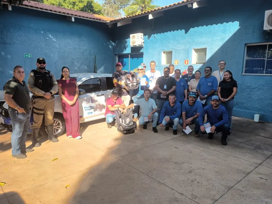 DEPTRAN realiza palestra para motoristas da Assistência Social sobre transporte seguro de bebês