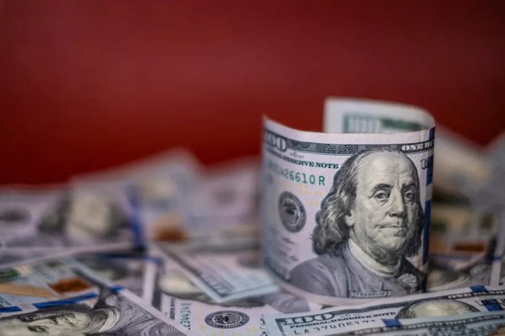 Dólar sobe e Bolsa tem 11ª queda seguida com aversão global ao risco