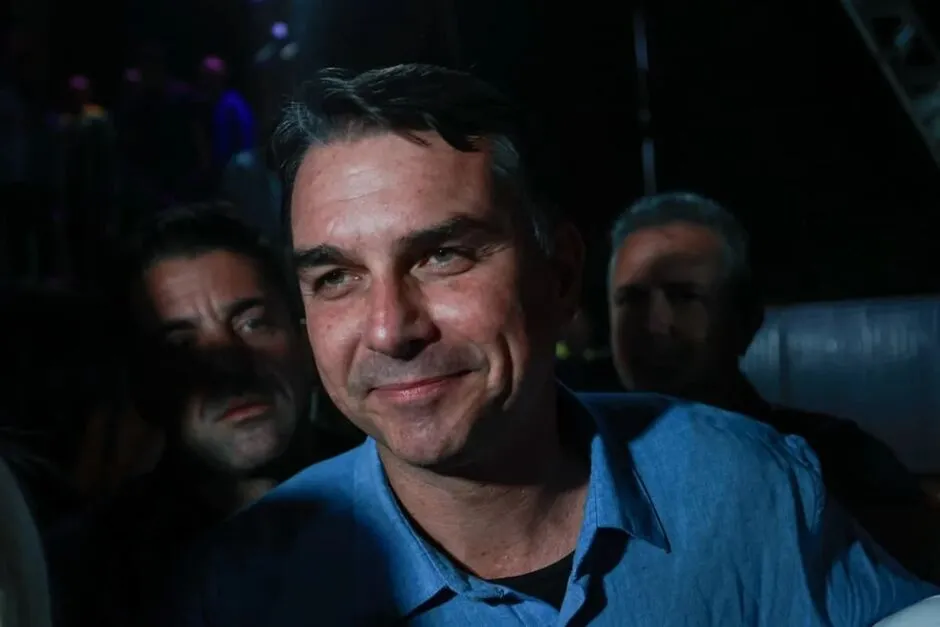 Flávio Bolsonaro afirmou que partidos do Centrão teriam sofrido pressão para não apoiar sua candidatura. (Foto: Vinícius Schimidt/Metrópoles)
