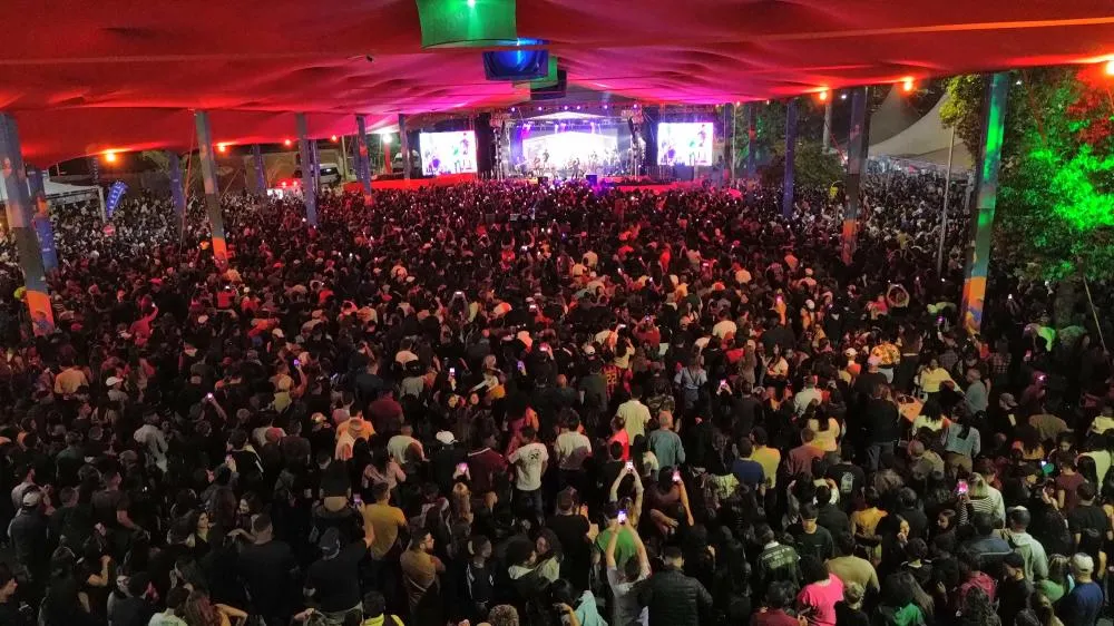 Mariana Fagundes encerrou a 36ª Festa do Folclore diante de grande público em Três Lagoas. (Foto: Eliton Chaves/24h News MS)