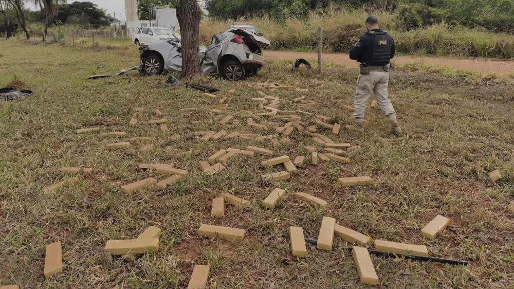 Durante fuga da PRF, motorista bate carro carregado de maconha em árvore e fica preso às ferragens em Brasilândia