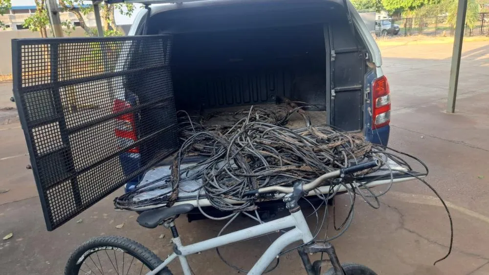 PM flagra homem arrastando cabos furtados de radar e prende suspeito na BR-262, em Três Lagoas