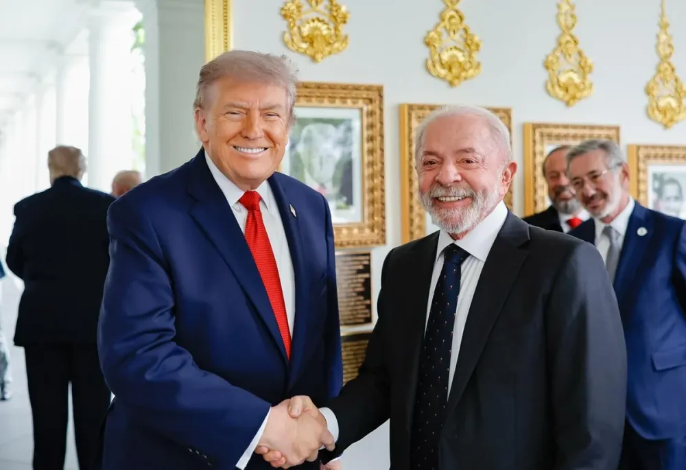Após conversa com Lula, Trump manda equipe buscar acordo sobre tarifas com o Brasil