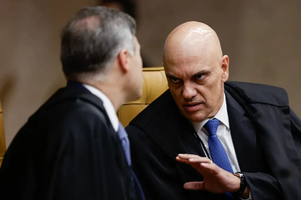 Clima esquenta no STF, Moraes e André Mendonça batem boca e quase partem para confronto físico