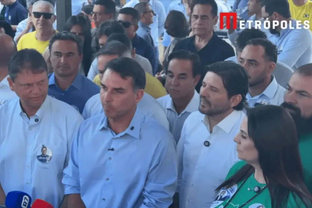 Flávio Bolsonaro criticou Davi Alcolumbre e afirmou que o presidente do Senado estaria tentando proteger Alexandre de Moraes. (Foto: Sam Pancher/Metrópoles)