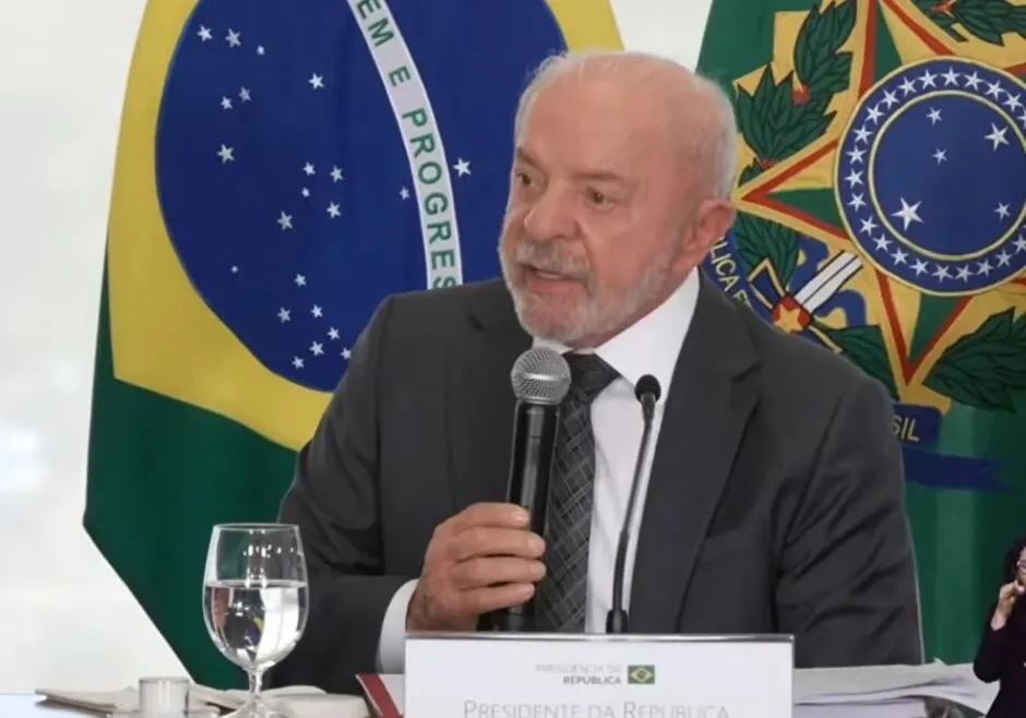 Lula criticou fake news e vazamentos seletivos durante discurso no Palácio do Planalto, ao lado de Edson Fachin. (Foto: Reprodução/YouTube)