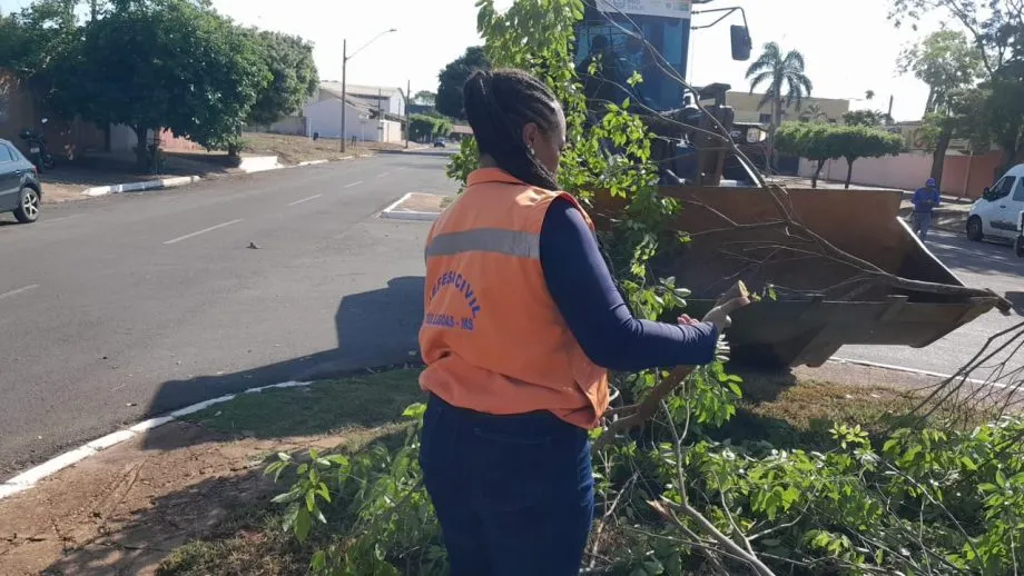 Defesa Civil e equipes da Prefeitura atuam após tempestade que atingiu Três Lagoas
