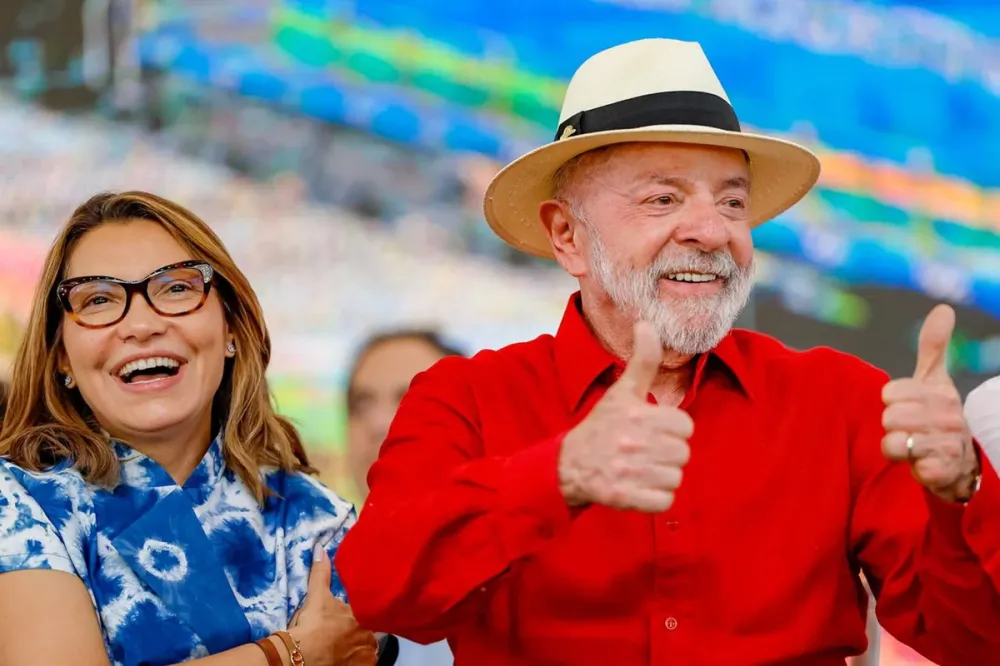 Apoiadora puxa Lula durante ato no Ceará e Janja entra em ação