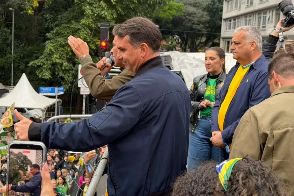 Flávio Bolsonaro chama Alexandre de Moraes de “laranja podre” durante ato na Avenida Paulista e defende André Mendonça. (Foto: Sam Pancher/Metrópoles)