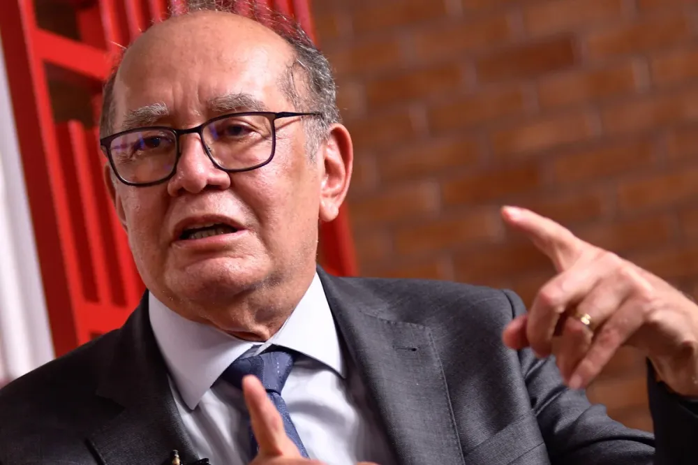 Gilmar Mendes cobra da PF íntegra dos dados extraídos do celular de Vorcaro
