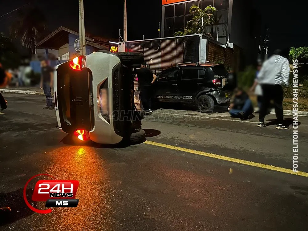 Motorista embriagado bate em CrossFox estacionado e tomba Fiat Mobi na Circular da Lagoa Maior, em Três Lagoas. (Foto: 24h News MS)