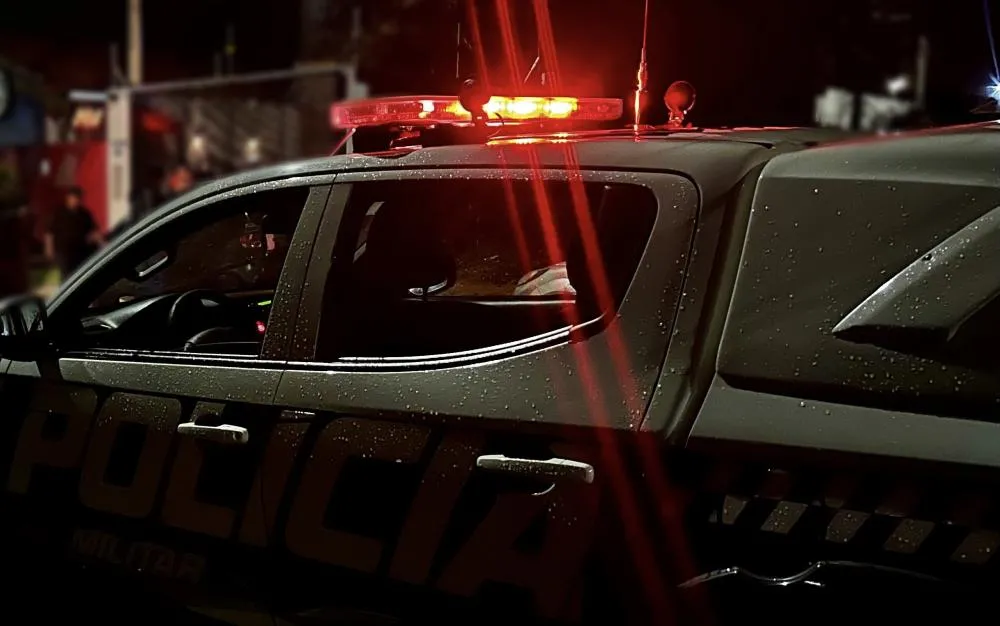 Homem é atacado com paulada e facada por quatro criminosos durante roubo, no bairro Santa Terezinha, em Três Lagoas