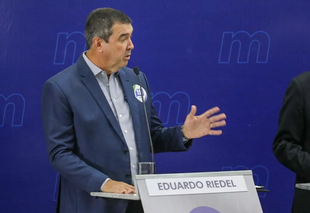 Eduardo Riedel durante o Debate Midiamax, realizado na noite de segunda-feira (21/09), em Campo Grande. (Foto: Madu Livramento)
