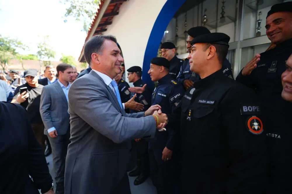 “Lula é o pai do tigrinho”, diz Flávio Bolsonaro ao criticar ofensiva contra bets