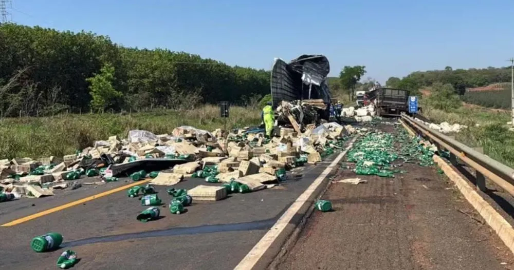 Colisão frontal entre carretas deixa dois mortos na BR-158 entre Aparecida do Taboado e Paranaíba