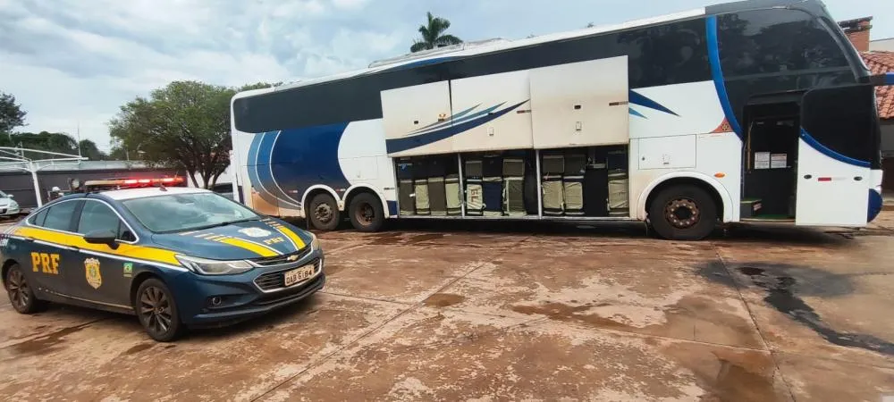 Ônibus carregado de perfumes e cigarros estrangeiros é apreendido pela PRF, na BR-262, em Água Clara