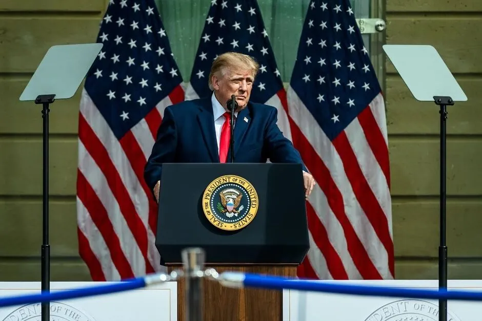 Governo de Donald Trump é citado em reportagem que motivou pedido de investigação apresentado pela AGU à PF e à PGR. (Foto: Molly Riley/Casa Branca)