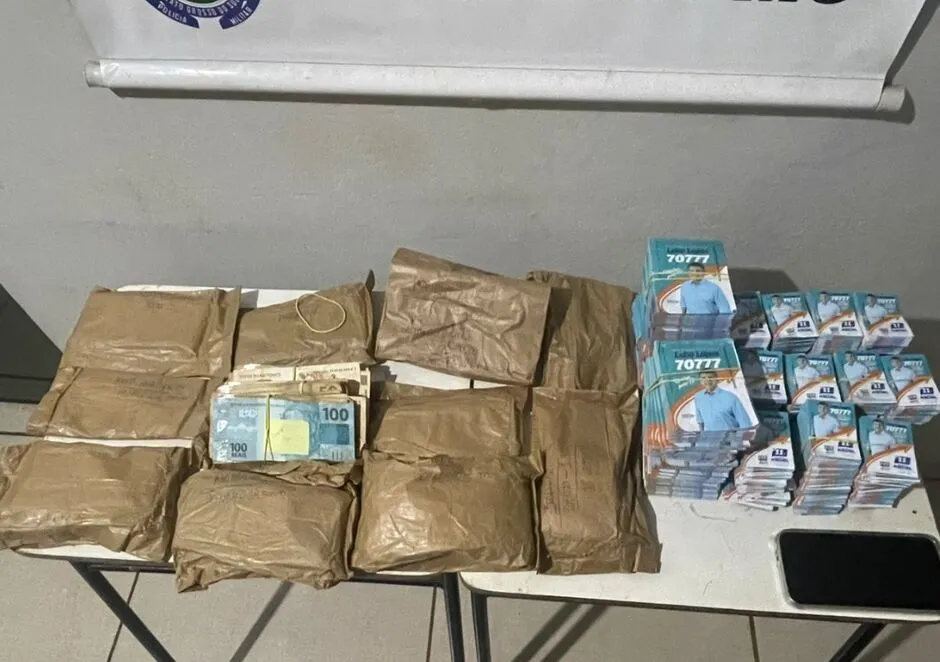Dinheiro apreendido com assessor de Lídio Lopes estava separado em pacotes identificados com nomes de pessoas e municípios. (Foto: Reprodução)