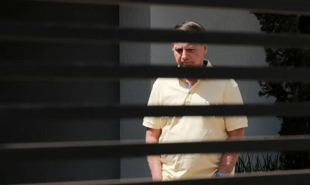 Jair Bolsonaro pede ao STF liberação das visitas de Flávio Bolsonaro durante prisão domiciliar; restrição termina no dia 11 de outubro. (Foto: Reuters/Diego Herculano/Arquivo)