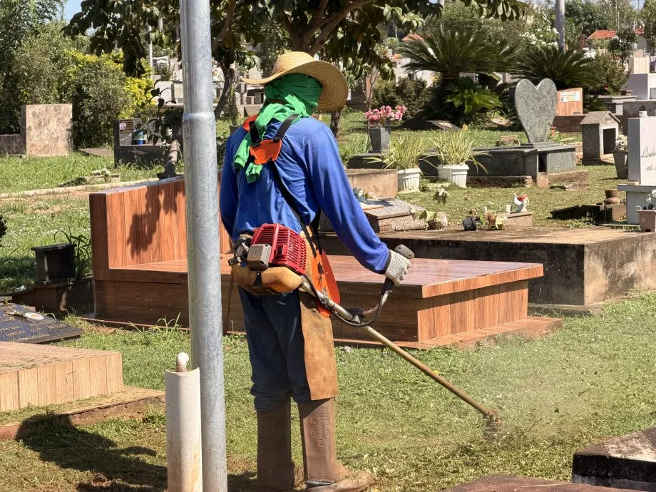 Cemitério Municipal de Três Lagoas recebe serviços de pintura, limpeza e manutenção em preparação para o Dia de Finados. (Foto: Reprodução/Prefeitura de Três Lagoas)