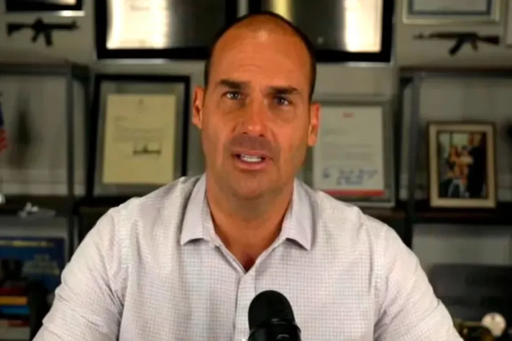 Alexandre de Moraes determina prisão de Eduardo Bolsonaro, execução de pena de 4 anos e 2 meses e cancelamento dos passaportes brasileiros. (Foto: Reprodução/Rede Comunica Brasil)