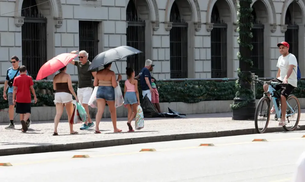 Massa de ar quente toma conta do Brasil, com temperaturas de até 40°C e chance de chuva em MS