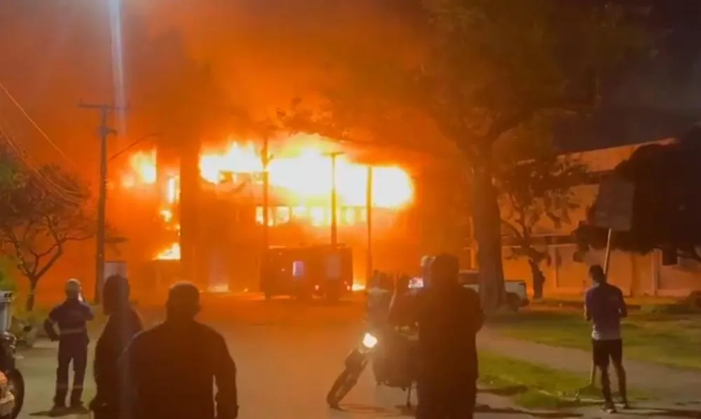 Incêndio destrói áreas de laboratórios e deixa prejuízos em prédio da UFPE, no Recife