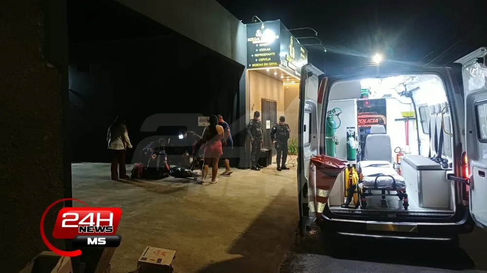 Homem é baleado em frente a adega e socorrido em estado grave durante ataque a tiros, em Três Lagoas